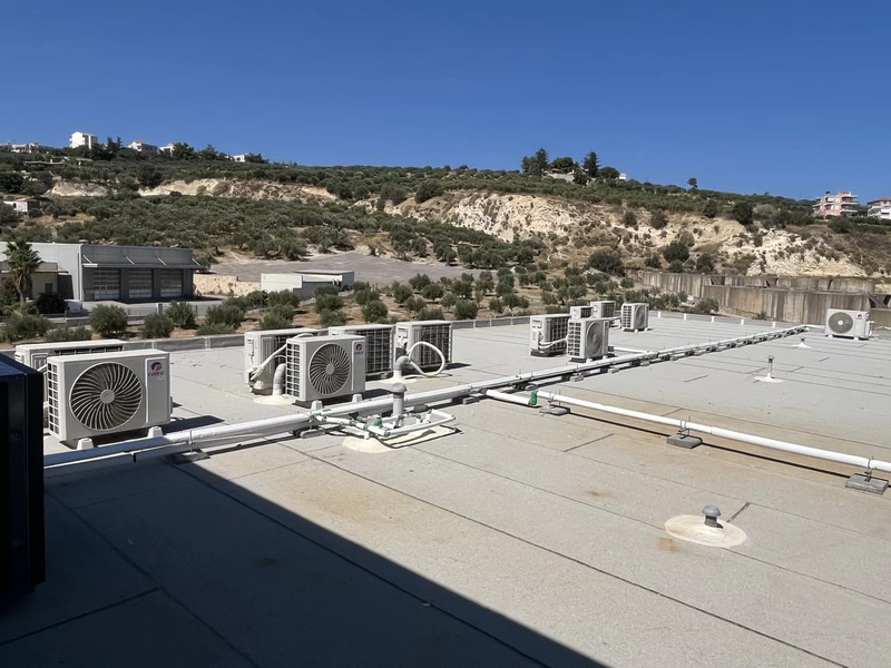 Εξωτερικές μονάδες κλιματισμού σε επιχείρηση στο Ηράκλειο